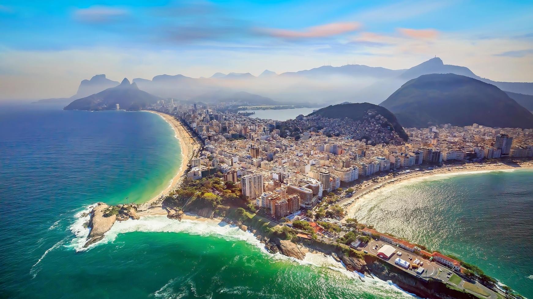 Vista aérea de la famosa playa de Copacabana y la playa de Ipanema. foto