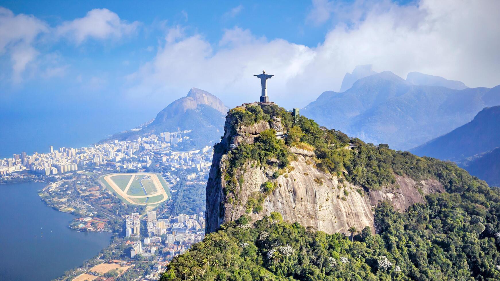 vista aérea del cristo redentor y de la ciudad de río de janeiro foto