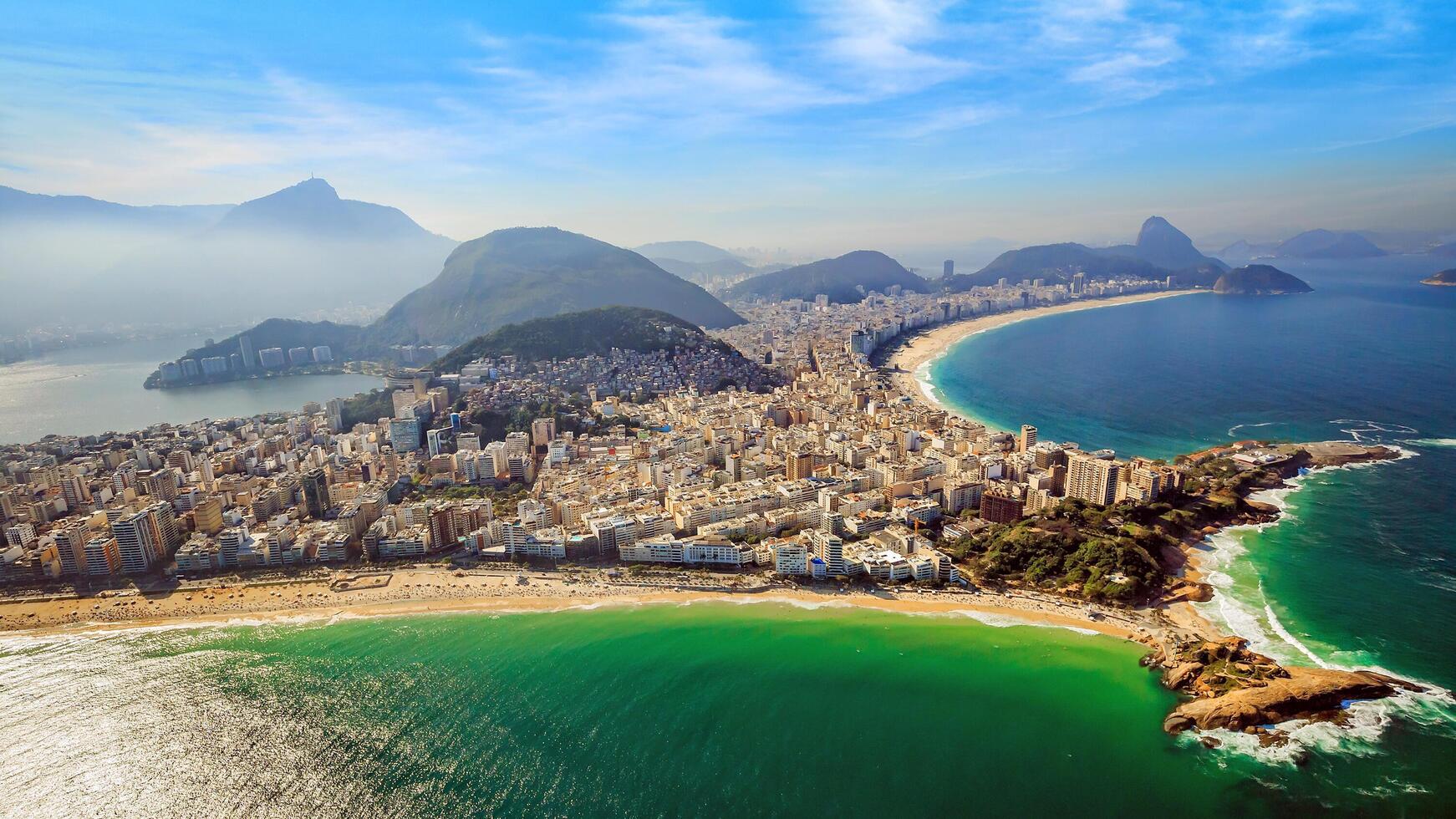 Vista aérea de la famosa playa de Copacabana y la playa de Ipanema en Río de Janeiro. foto