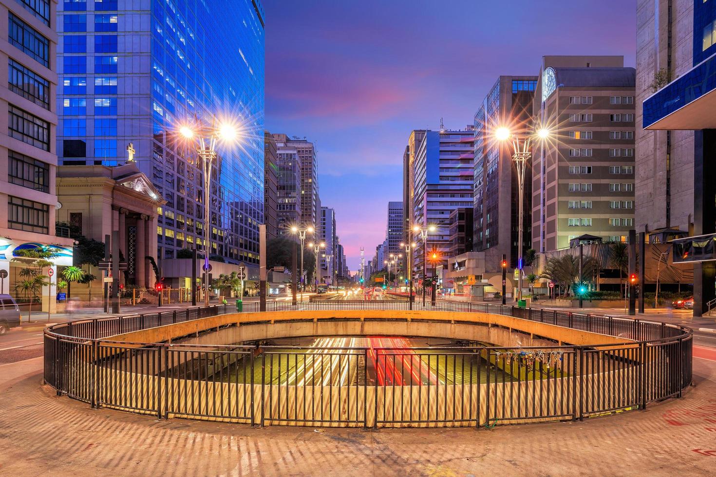 Avenida Paulista al Crepúsculo en Sao Paulo foto