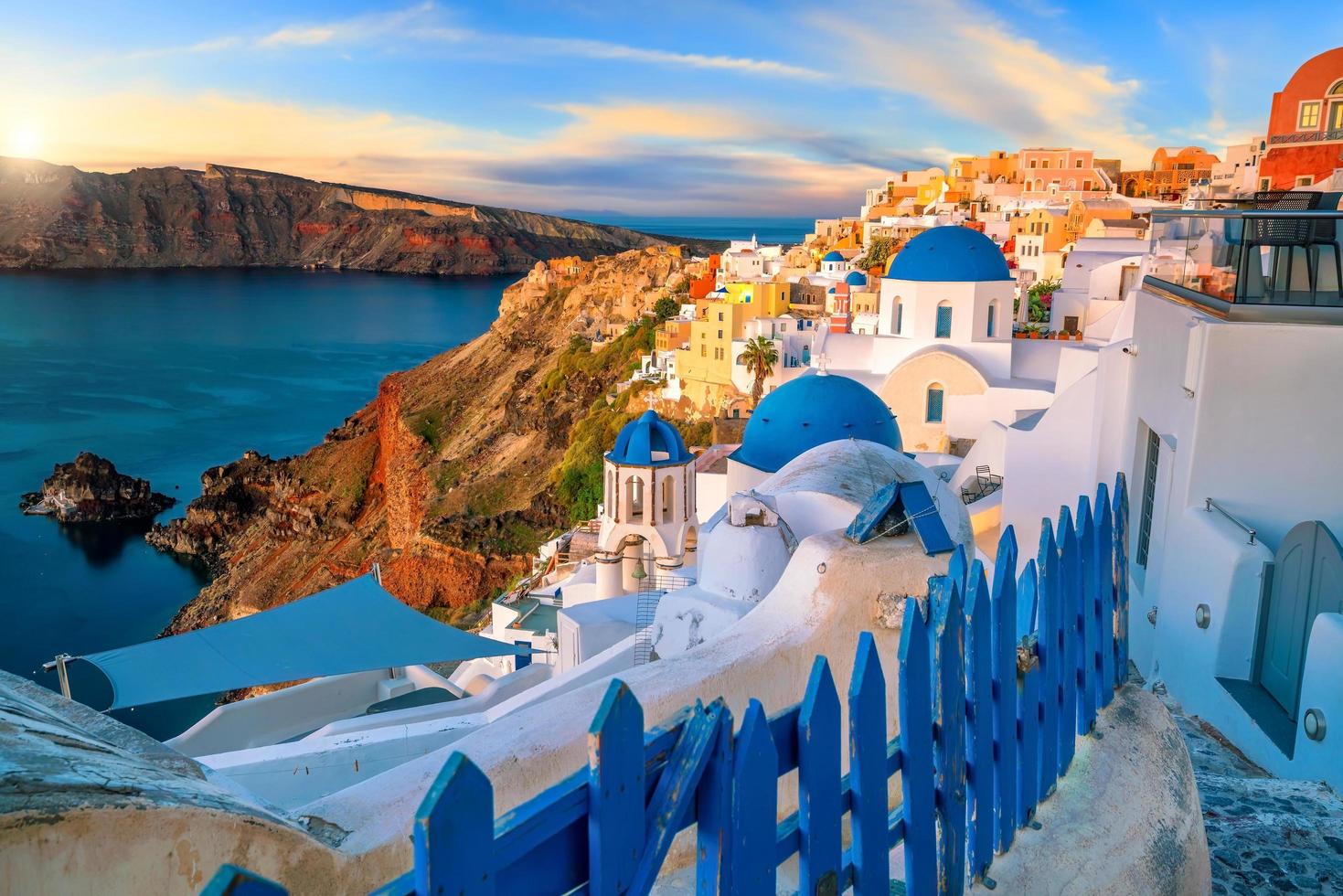 Atardecer en la famosa ciudad de Oia, Grecia, Europa foto