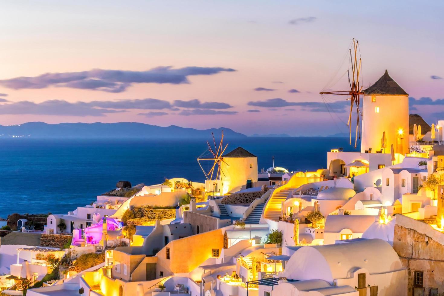 Atardecer en la famosa ciudad de Oia, Grecia, Europa foto