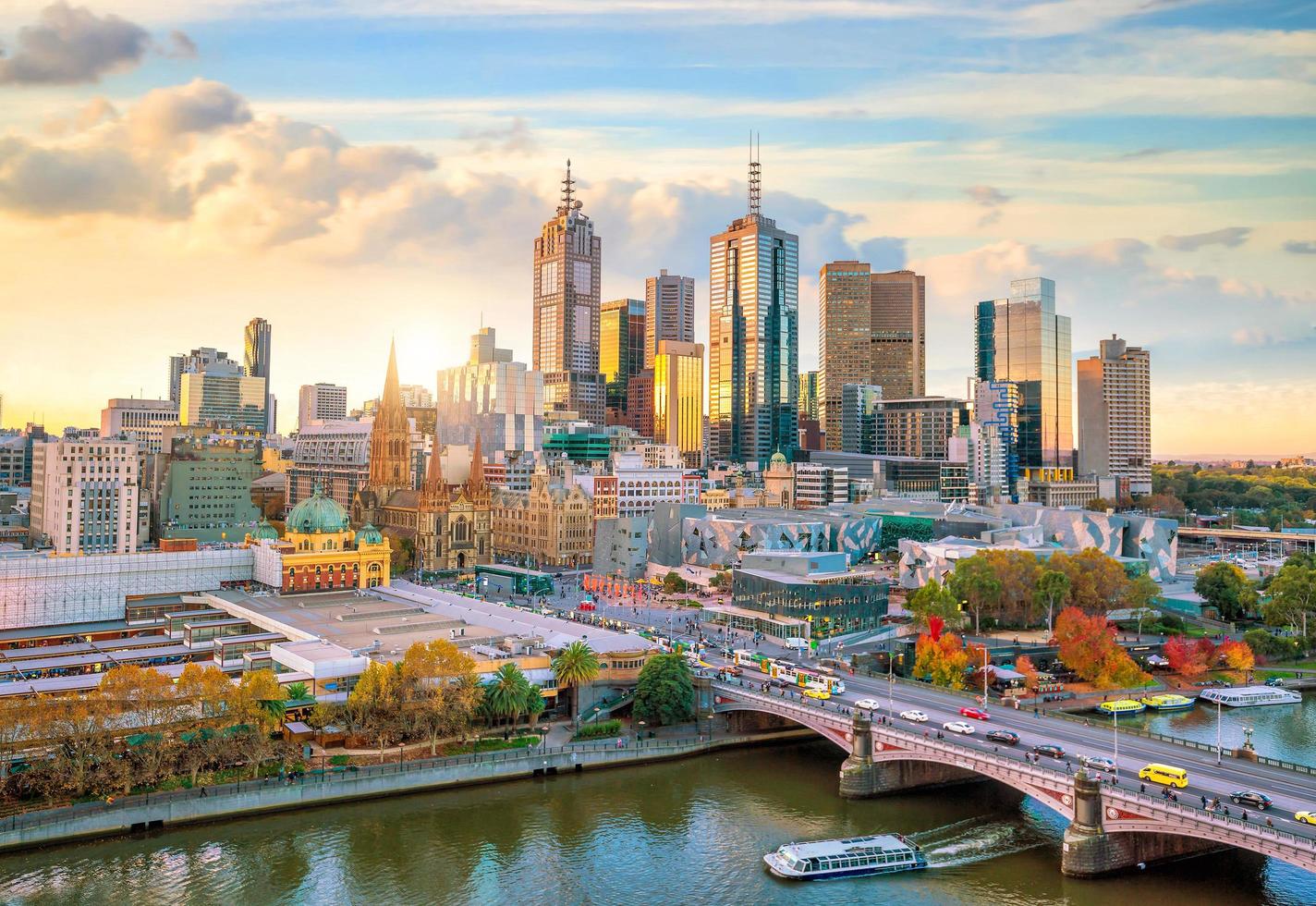 Horizonte de la ciudad de Melbourne en el crepúsculo foto