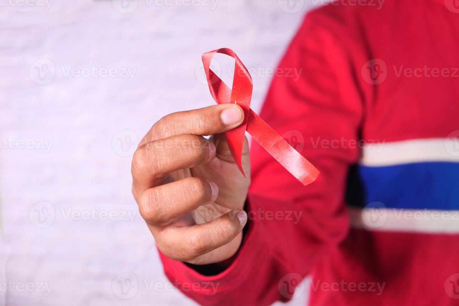 hombre sosteniendo una cinta roja foto