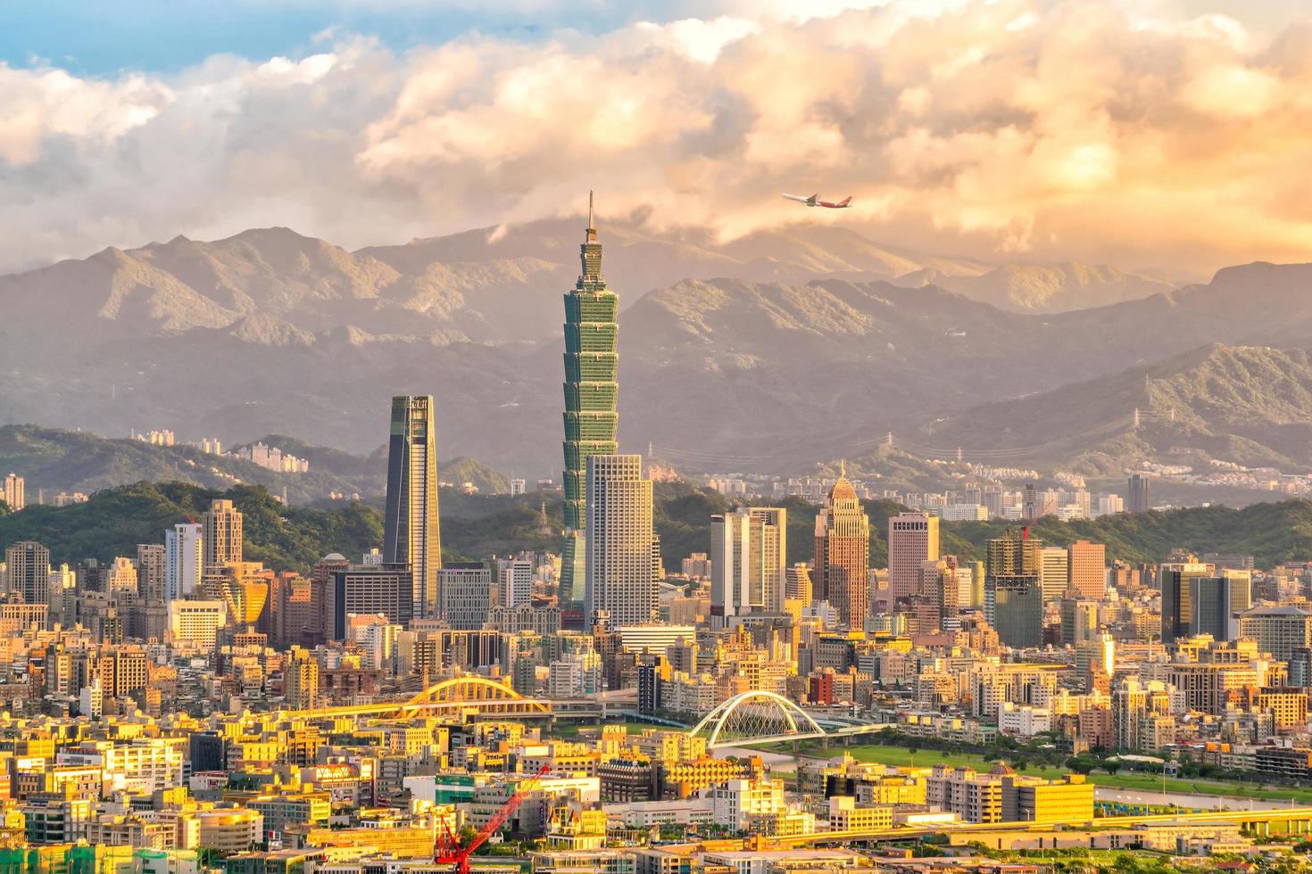 horizonte de la ciudad de taipei en el crepúsculo foto