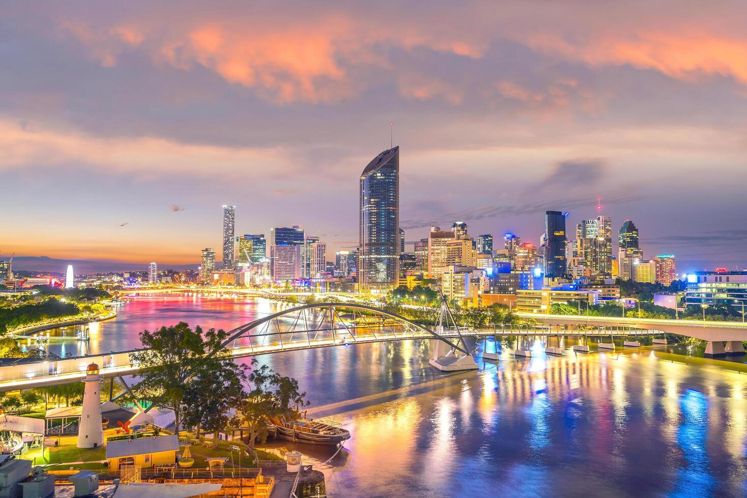 El horizonte de la ciudad de Brisbane y el río Brisbane en el crepúsculo  2170910 Foto de stock en Vecteezy