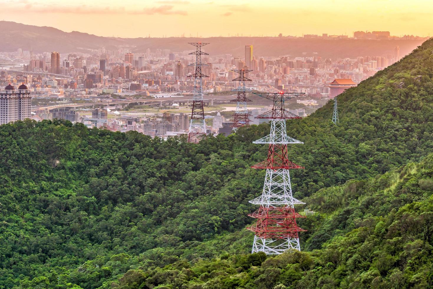 torres de alta tensión en taipei, taiwán foto