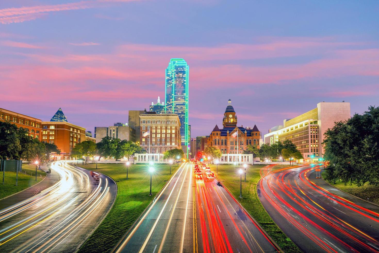 Horizonte del centro de Dallas en el crepúsculo, Texas foto