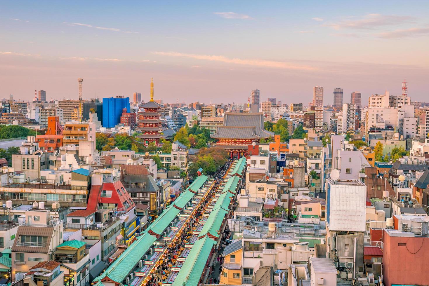 Vista superior del área de Asakusa en Tokio, Japón foto