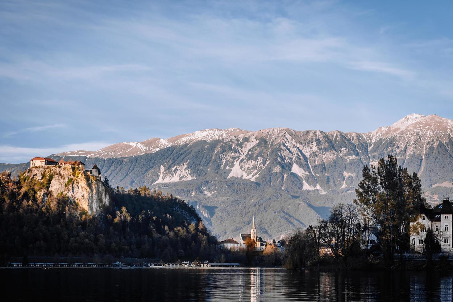 lago sangrado en las montañas alpinas foto