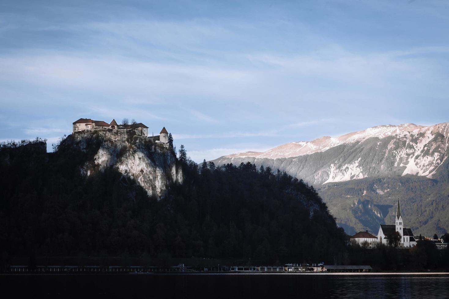 lago sangrado en las montañas alpinas foto