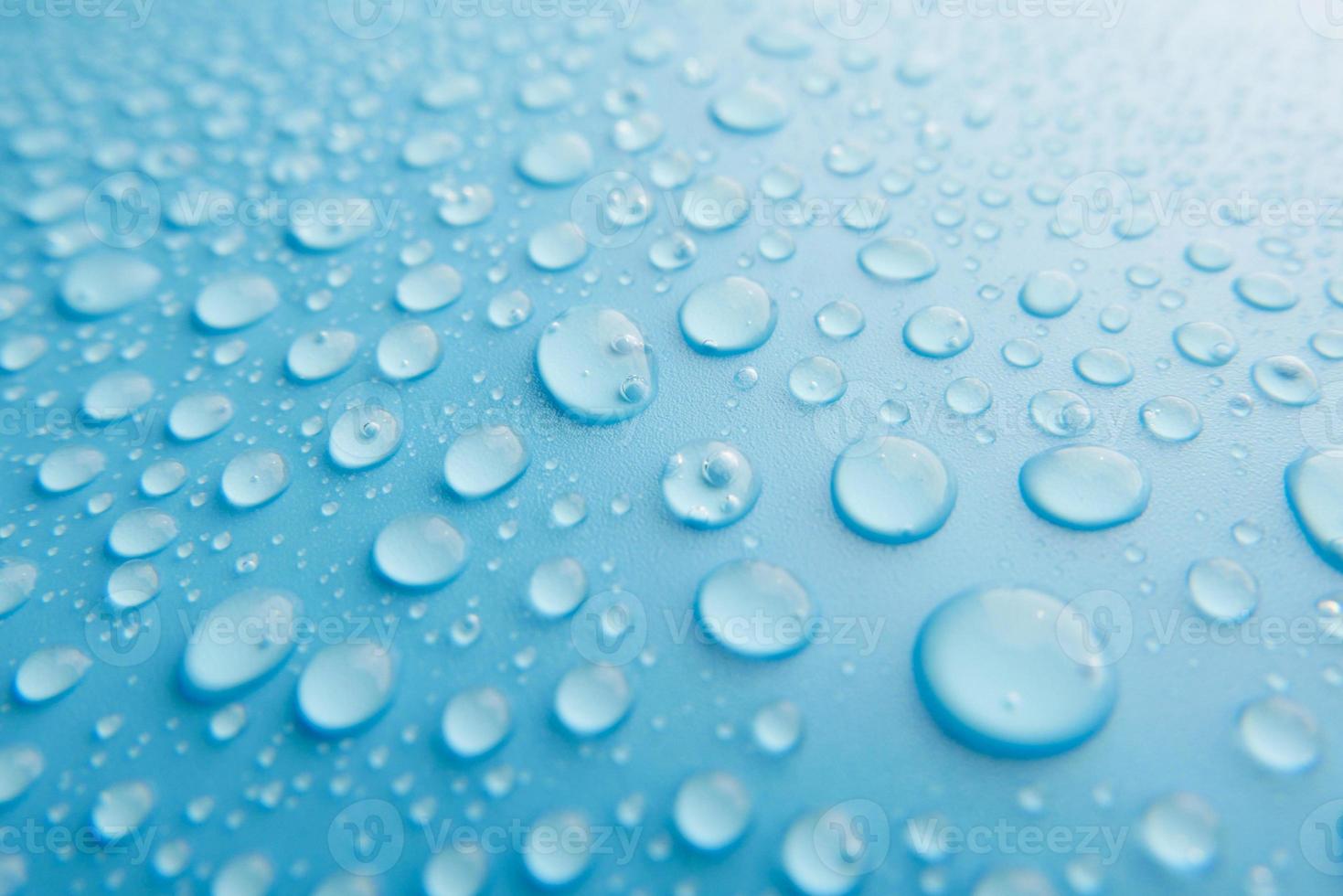 gotas de lluvia sobre fondo azul foto