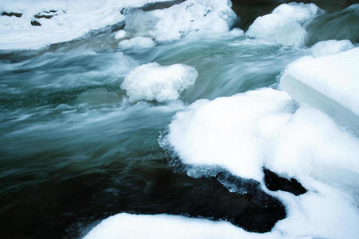 rápidos de invierno en la nieve foto