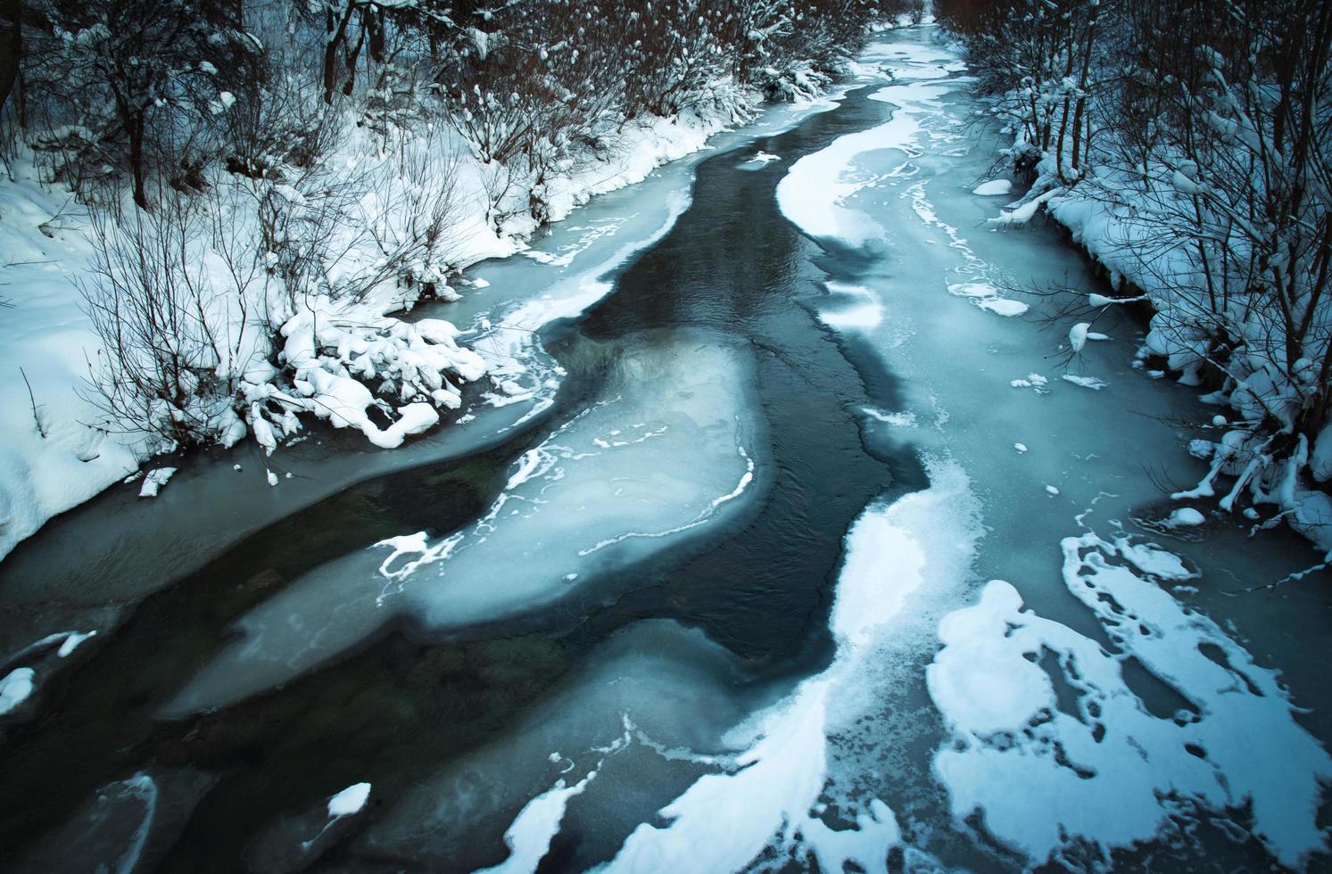 escena de invierno con un río congelado foto