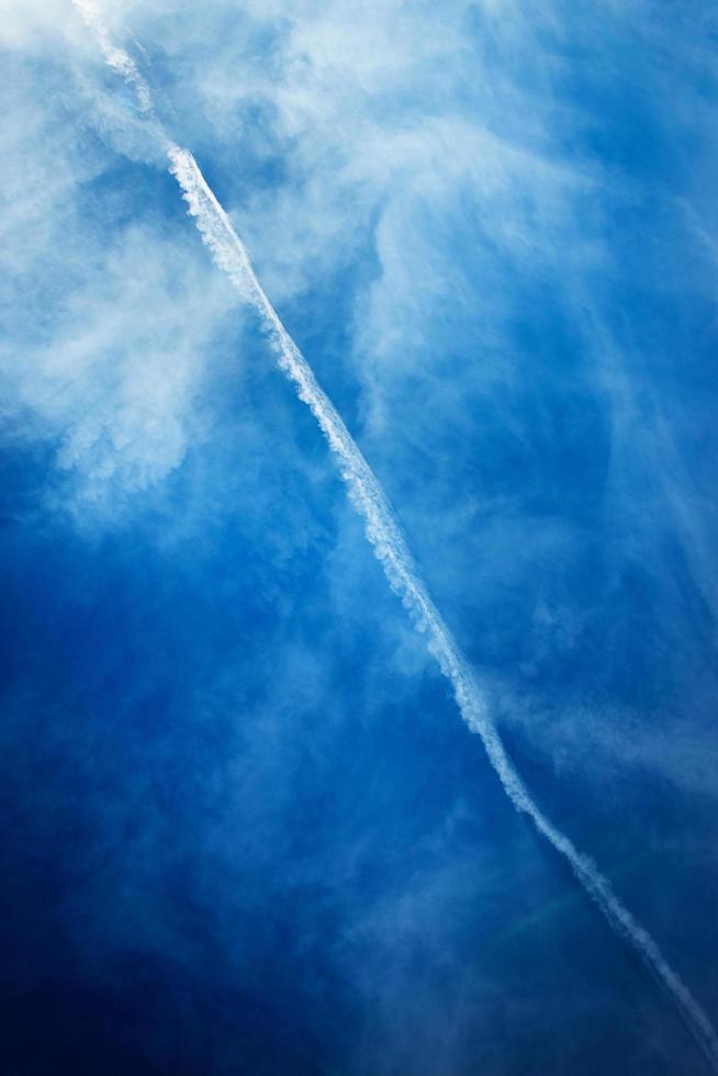 estelas de condensación de un avión foto