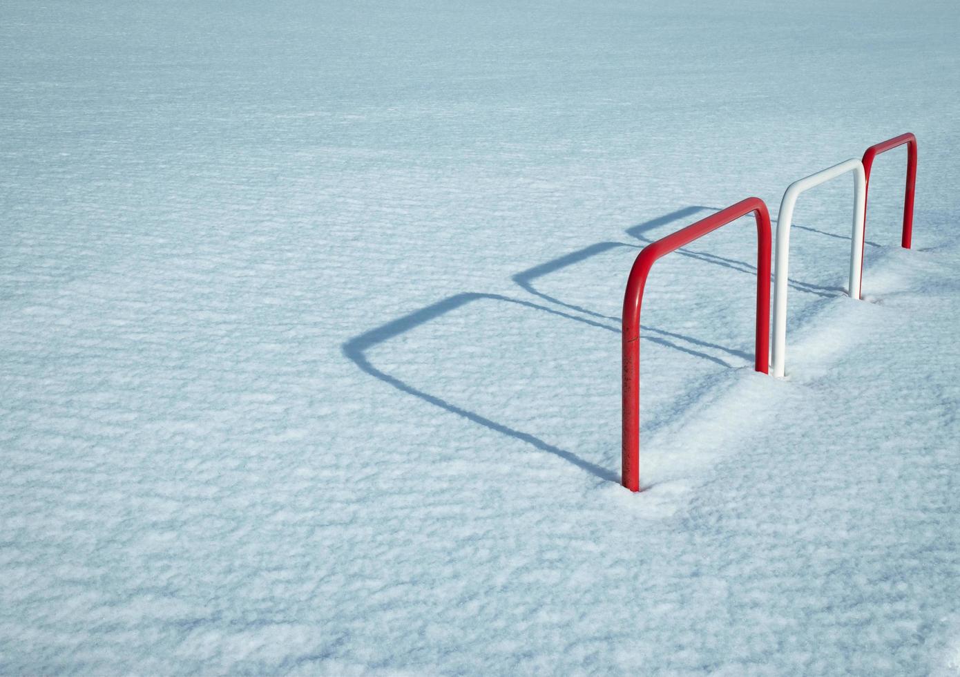 valla de metal en la nieve foto