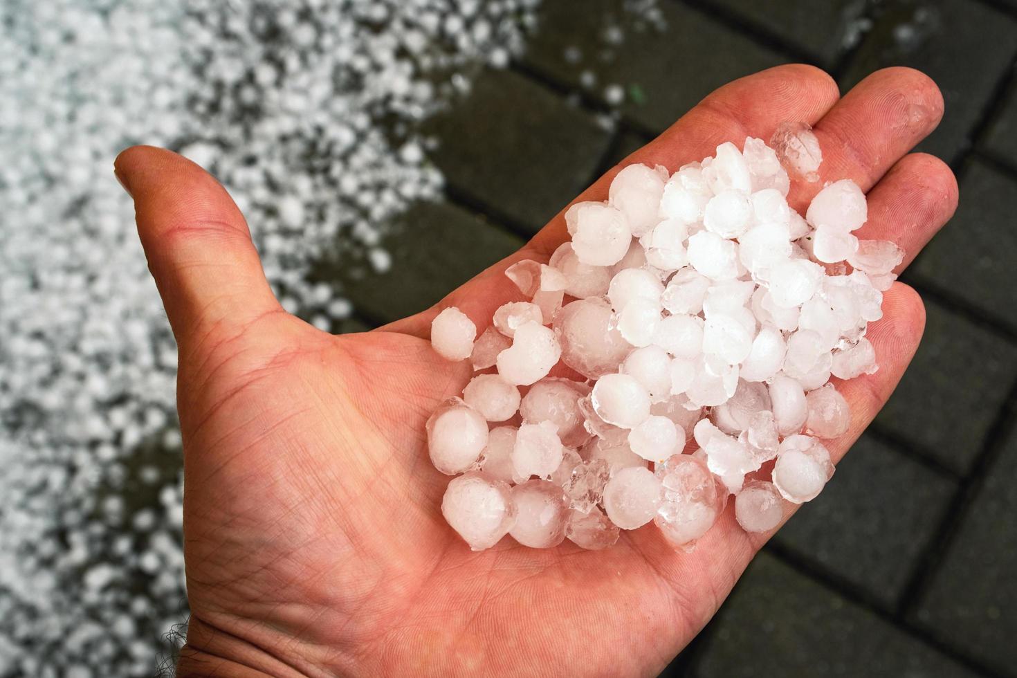 pequeño granizo en la mano foto