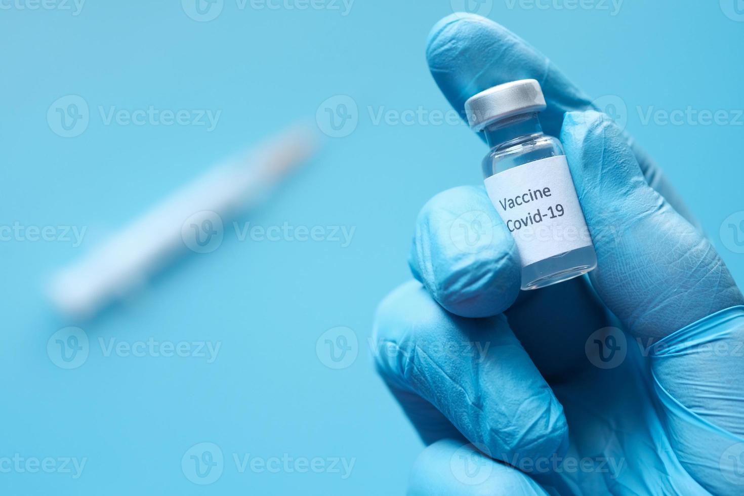 mano del doctor sosteniendo la vacuna contra el coronavirus foto