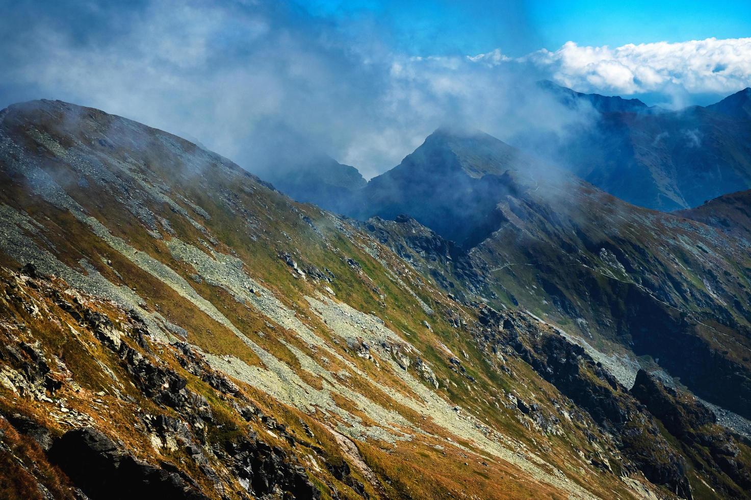 niebla sobre la cresta de la alta montaña foto