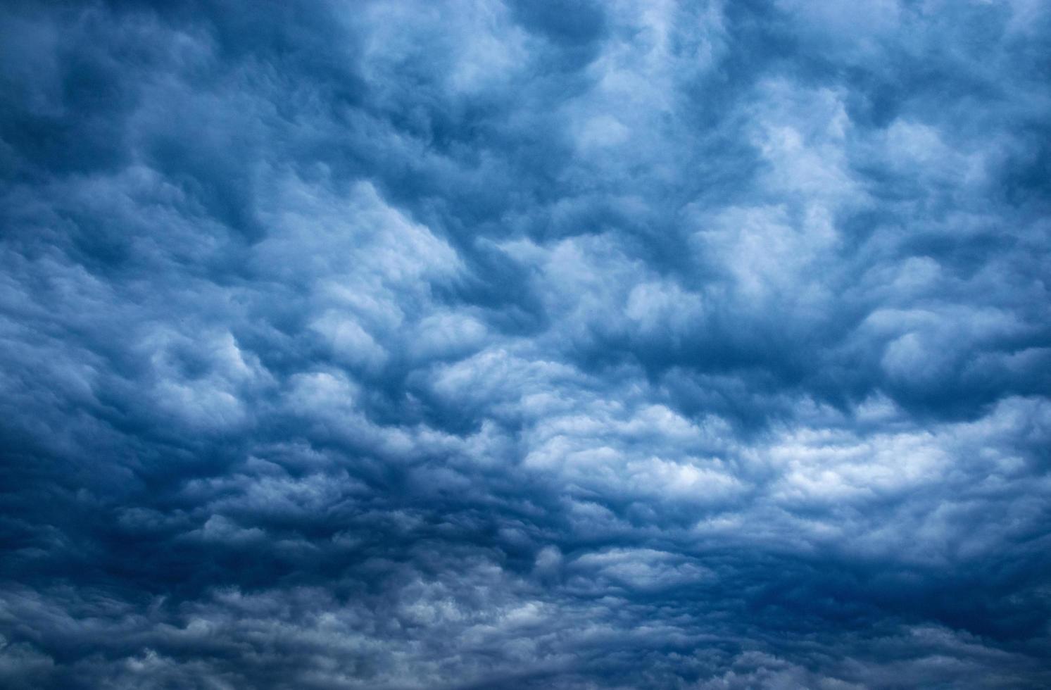 cielo nublado oscuro foto