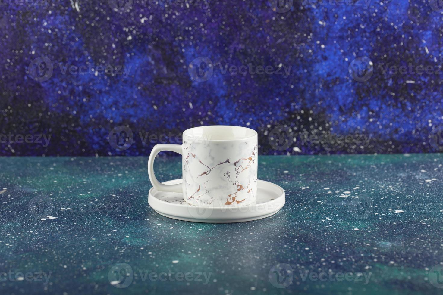 Una taza de bebida de cerámica blanca sobre un fondo brillante foto