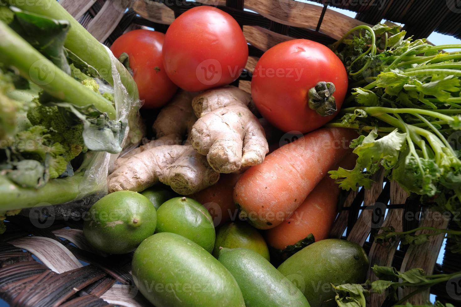 tazón de fuente de verduras frescas en la mesa foto