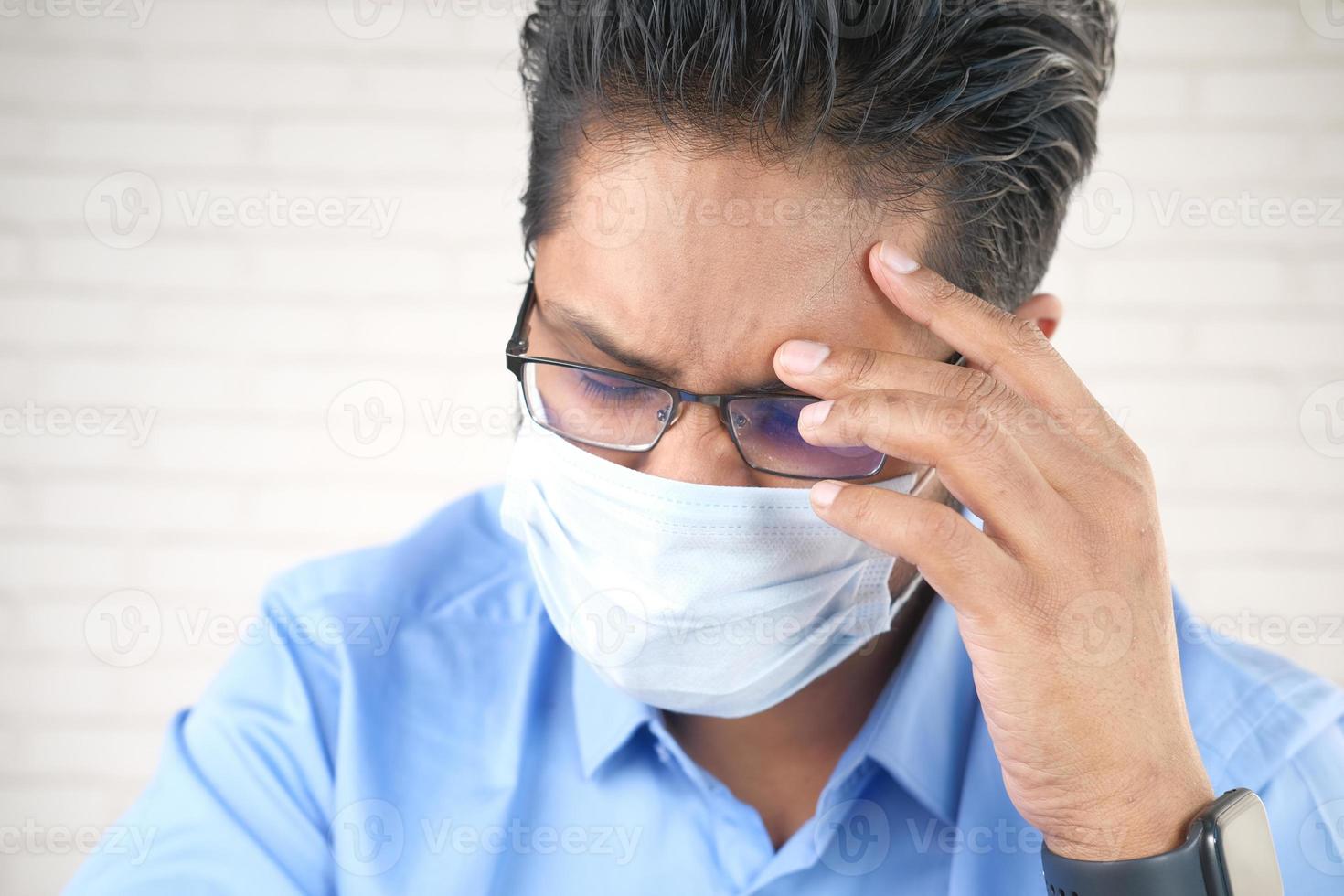 un hombre con máscara protectora se siente triste foto