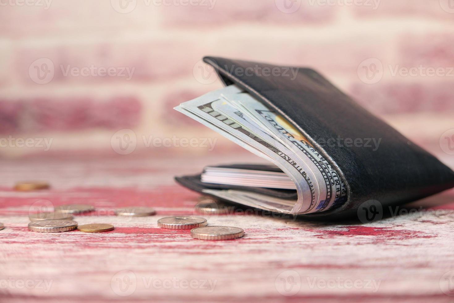 Cerca de dinero en efectivo en la billetera en la mesa foto