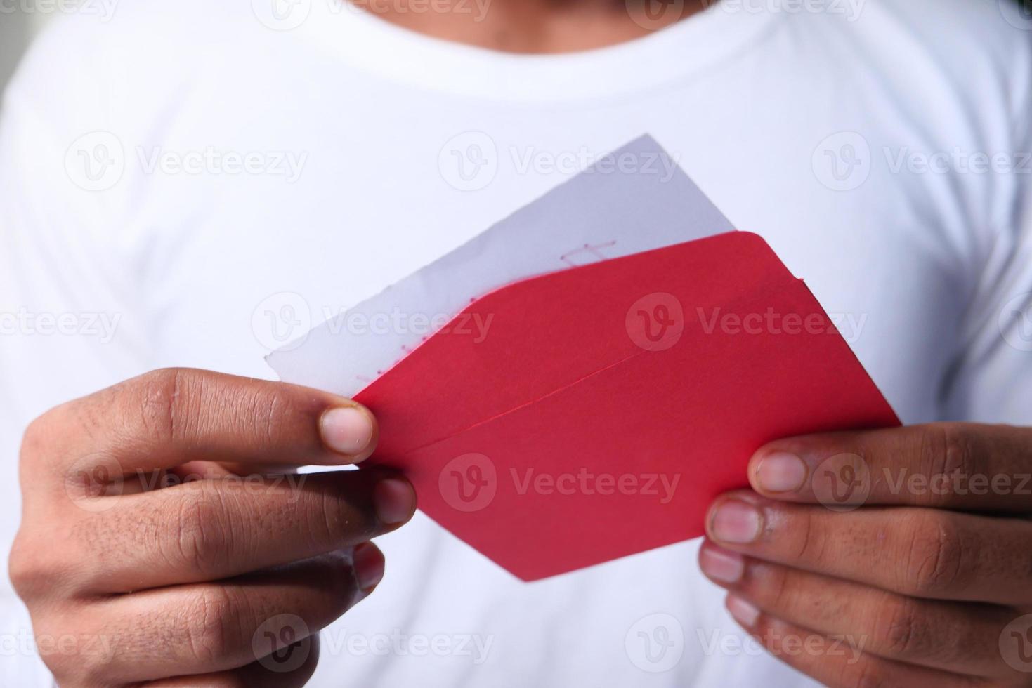 Cerca del hombre leyendo una carta de agradecimiento foto