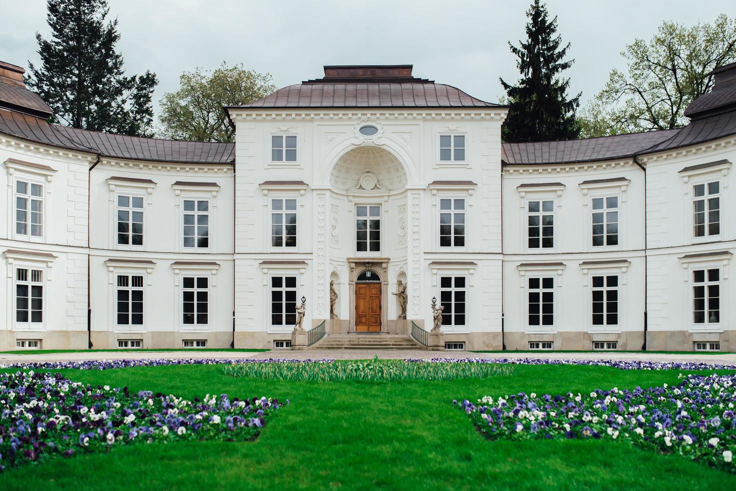 Varsovia, Polonia 2017- antiguo conjunto de palacio y parque de Lazienki en Varsovia foto