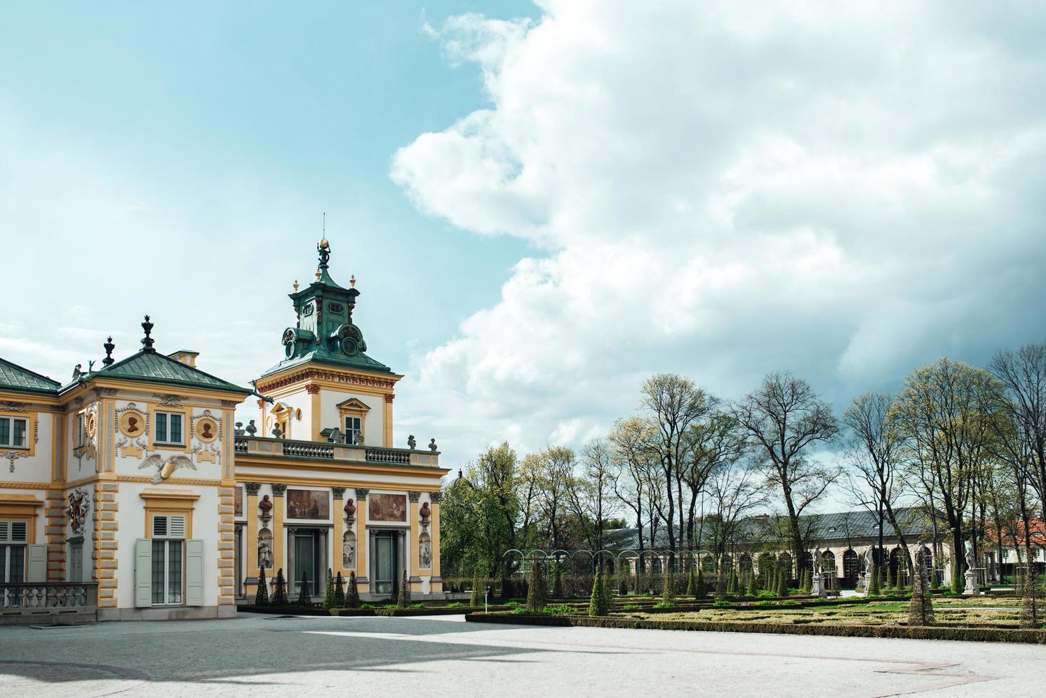 Varsovia, Polonia 2017- antiguo palacio antiguo en Varsovia Wilanow, con arquitectura de parque foto