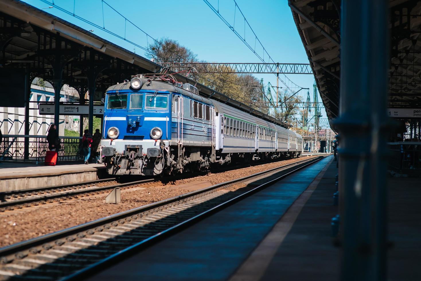 Gdansk, Polonia 2017- vías férreas de la estación principal con un tren que llega foto