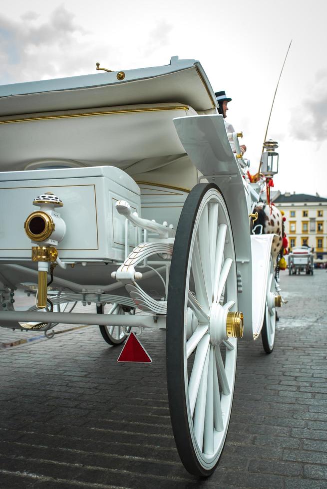 Cracovia, Polonia 2017- entrenador estilizado en la plaza histórica de Cracovia foto