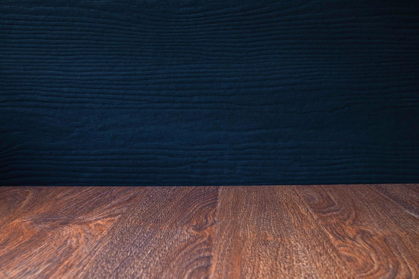 mesa de madera con fondo negro foto