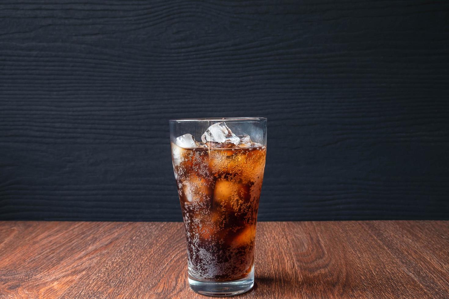 vaso de refresco en una mesa foto