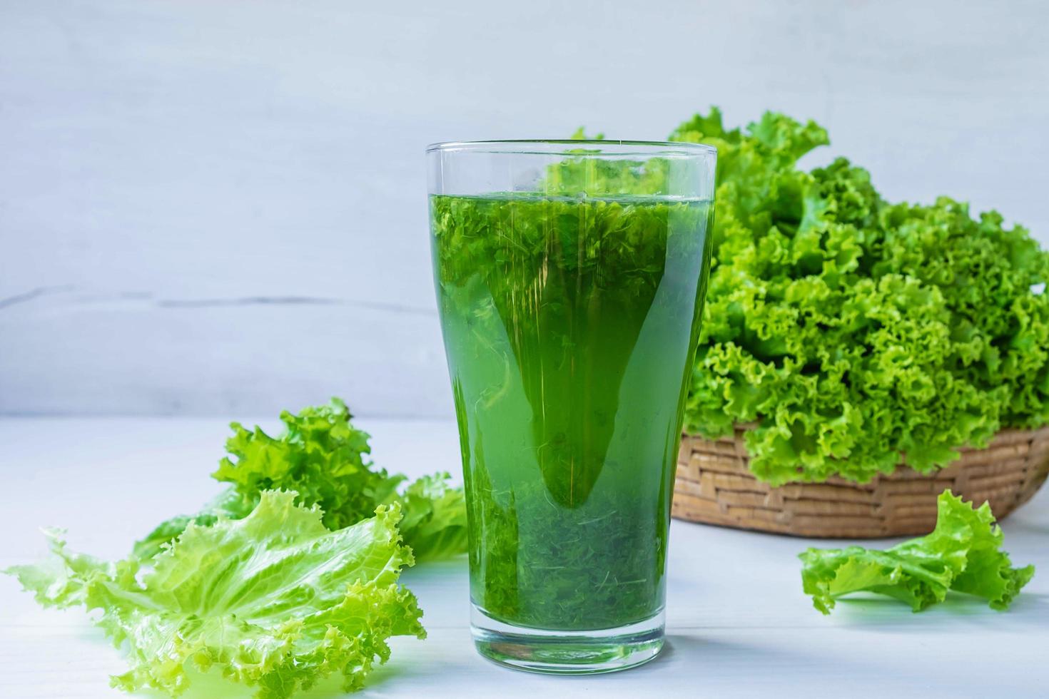 jugo verde en un vaso foto