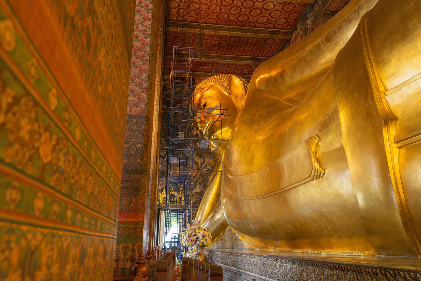 Wat pho golden big buddha estatua en construcción foto