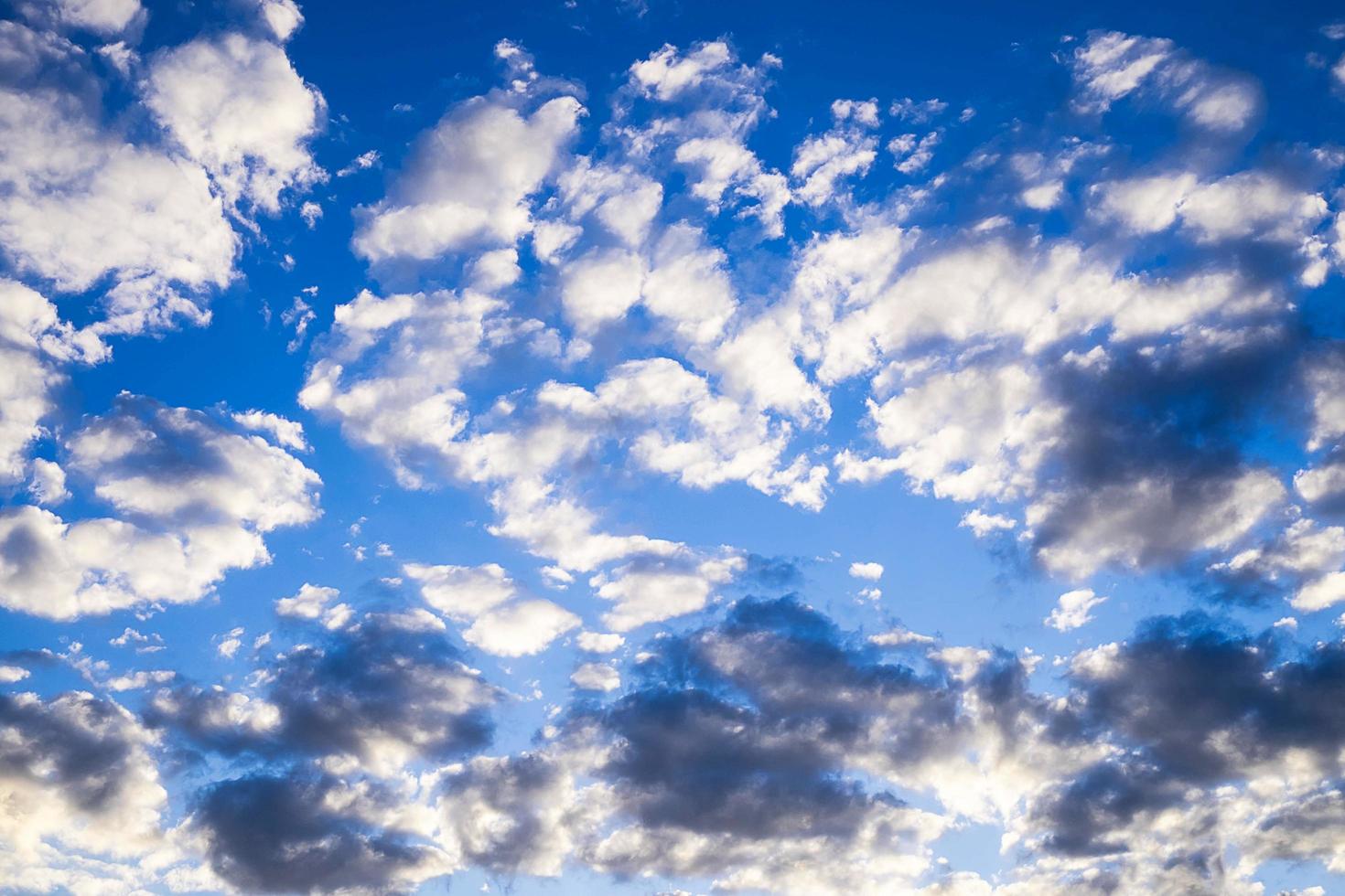 nubes blancas y oscuras foto