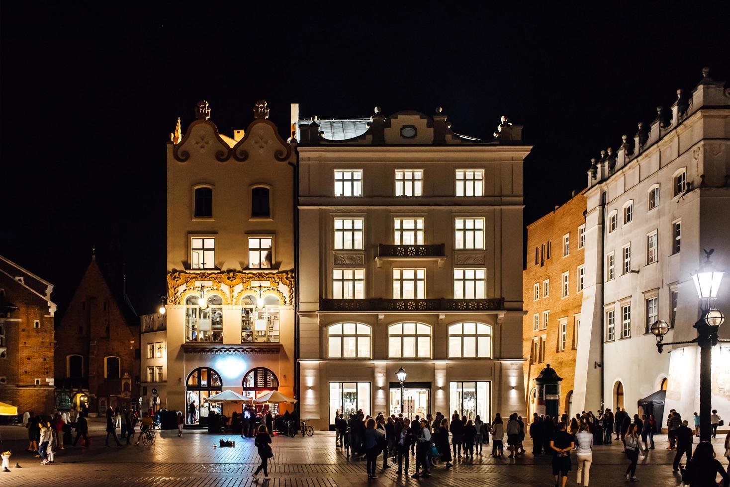 Cracovia, Polonia 2017- noches en la antigua zona comercial de Cracovia con las luces de las farolas foto