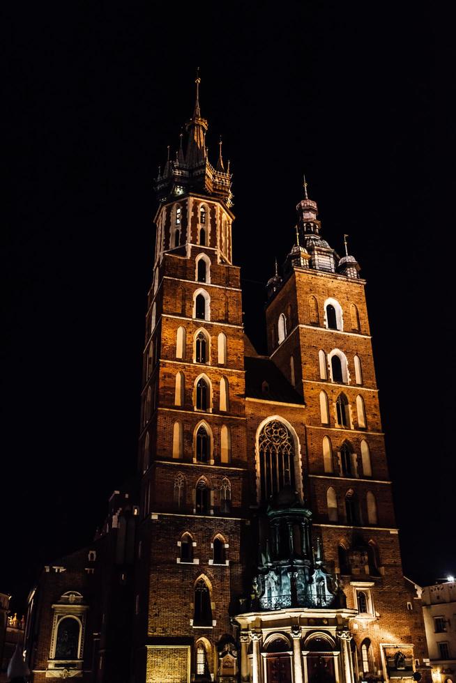 Cracovia, Polonia 2017- noches en la antigua zona comercial de Cracovia con las luces de las farolas foto