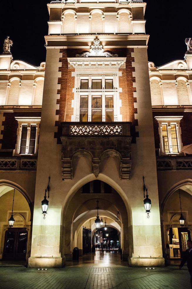 Cracovia, Polonia 2017- noches en la antigua zona comercial de Cracovia con las luces de las farolas foto