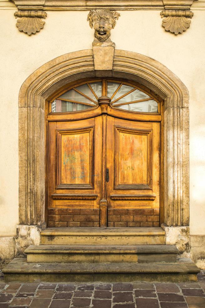 Antigua puerta de madera y metal vintage foto