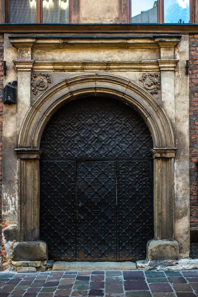Antigua puerta de madera y metal vintage foto