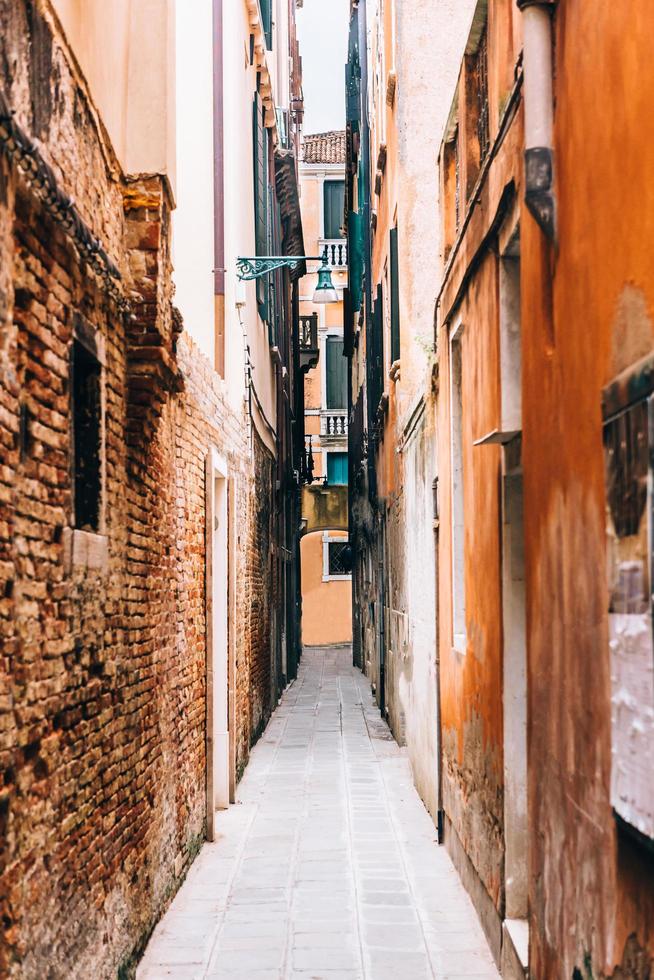 Rutas turísticas de las viejas calles de Venecia de Italia. foto