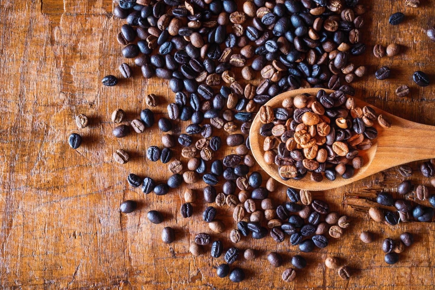 granos de café tostados en una cuchara foto