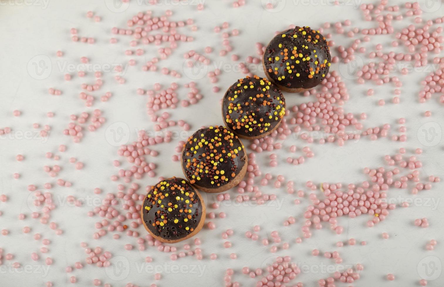 colorido conjunto de pequeñas donas de chocolate dulce foto