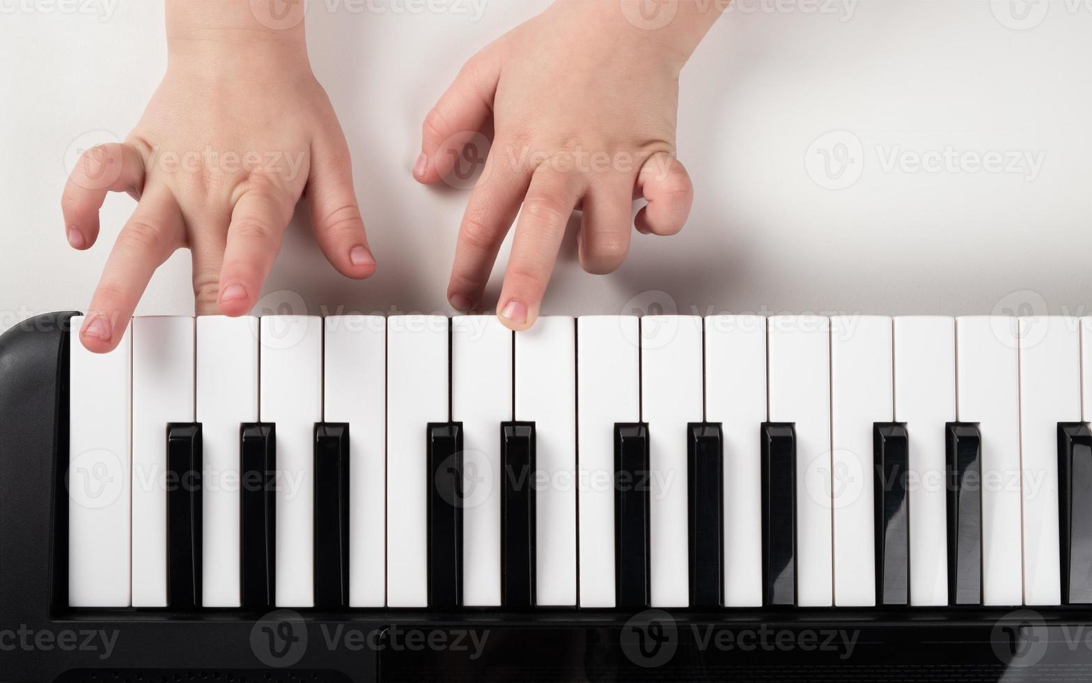 manos de niños en el teclado foto