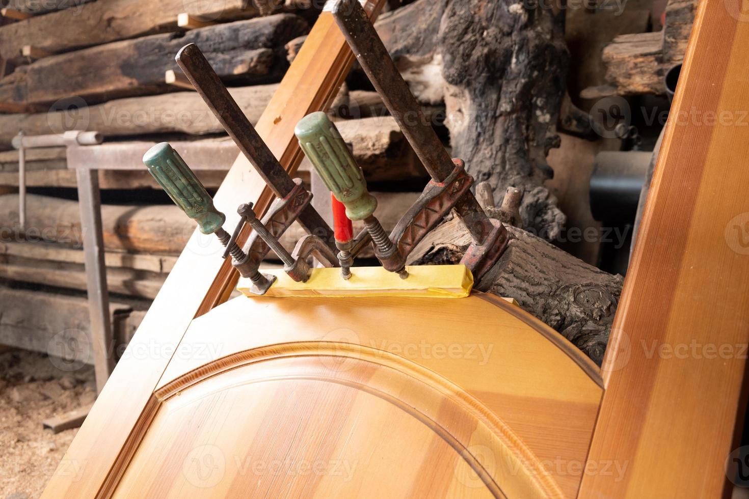 Gluing doors with clamps photo