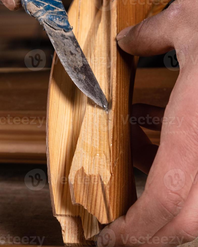 cuchillo en madera foto