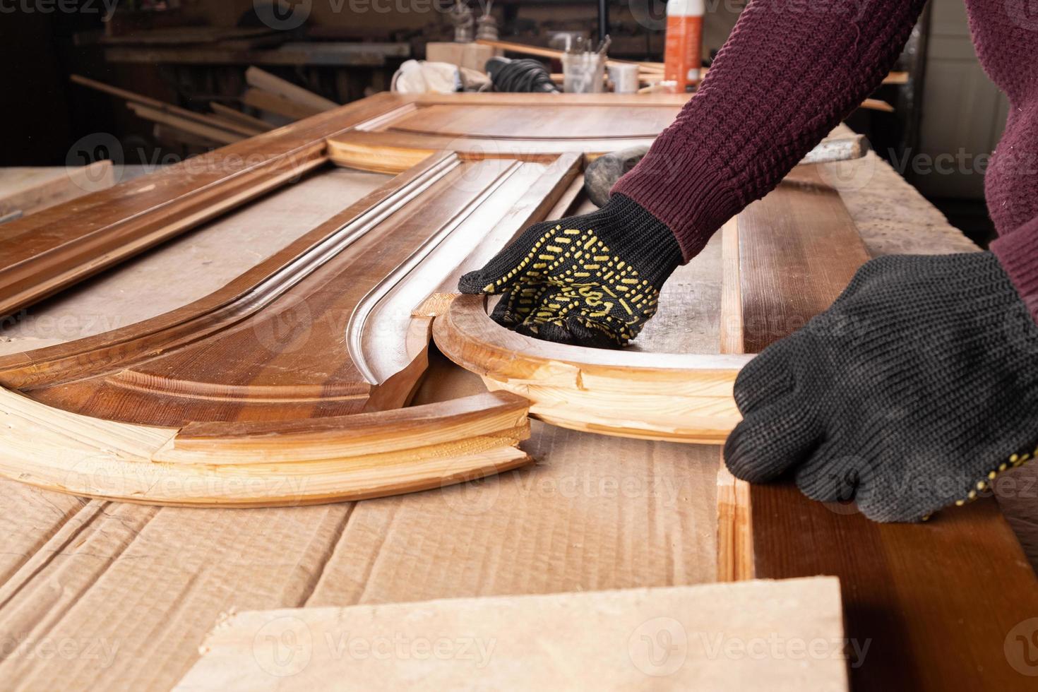 restauración de una antigua puerta de madera foto